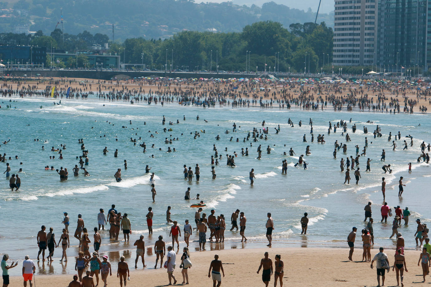 Fotos: El turismo y el buen tiempo llenan las localidades asturianas