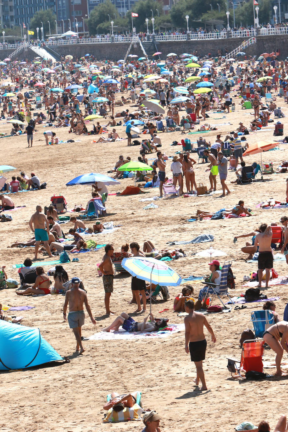 Fotos: El turismo y el buen tiempo llenan las localidades asturianas