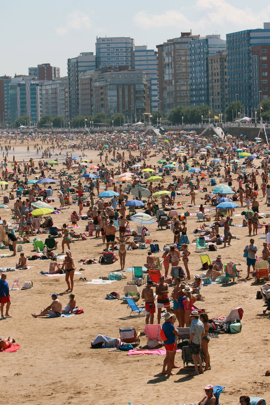 Fotos: El turismo y el buen tiempo llenan las localidades asturianas