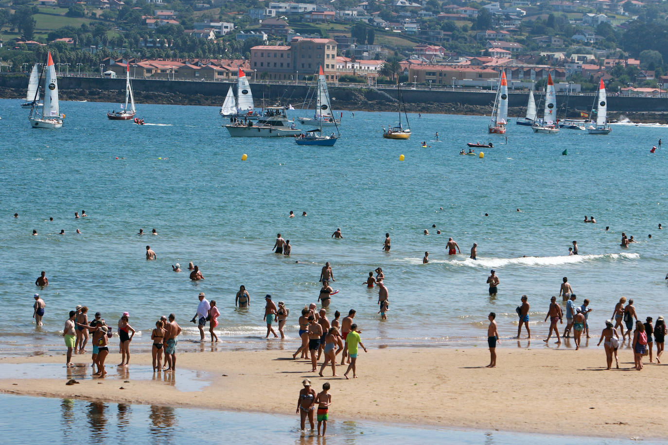 Fotos: El turismo y el buen tiempo llenan las localidades asturianas