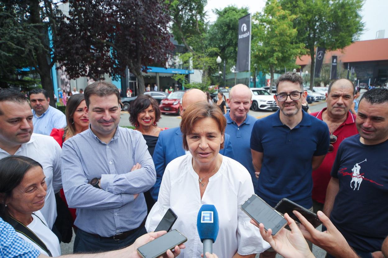 Carmen Moriyón, exalcaldesa de Gijón, durante su visita a la Fidma, arropada por alcaldes y concejales de Foro. 