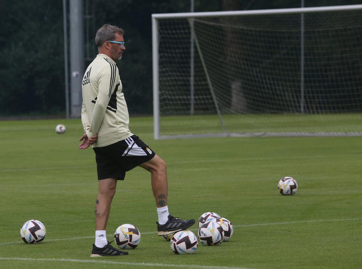 Jon Pérez Bolo observa el entrenamiento, ayer, en El Requexón. 