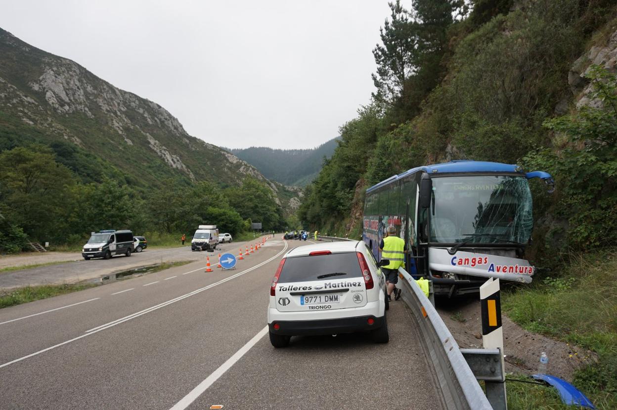 El autobús quedó encajado entre el guardarraíl y el talud de la montaña tras la colisión, registrada entre Llordón y Fríes, a la altura de La Uña. 