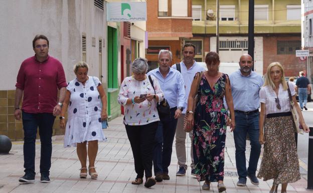 La alcaldesa rodeada de parte de su equipo de concejales a la llegada a la agrupación socialista gijonesa. En la imagen, Manuel Vallina, Carmen Saras, Luis Fernández, Olmo Ron, Ana González, Loli Patón, Santos Tejón y Salomé García. / ALBERTO SÁNCHEZ