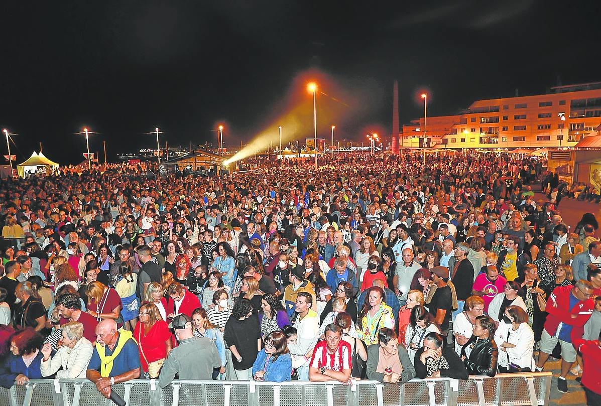 El público llenó la explanada de Poniente para disfrutar del concierto del asturiano. arnaldo garcía