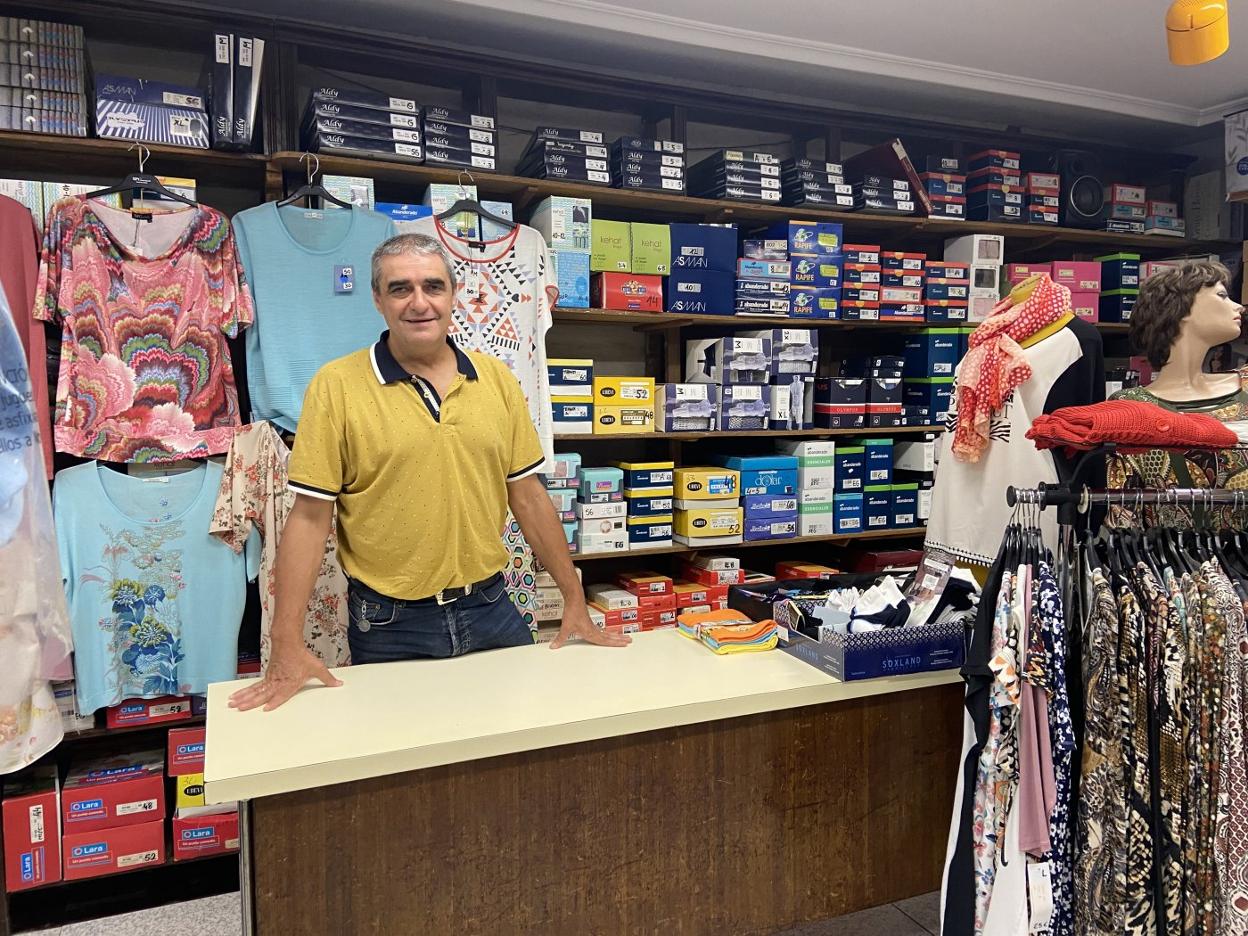 Pepito García Vicente, en su tienda centenaria. 