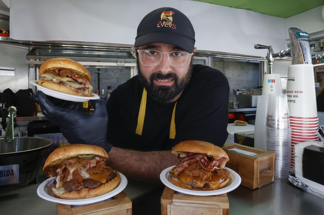 Pablo Breixo, ante sus hamburguesas especiales. 