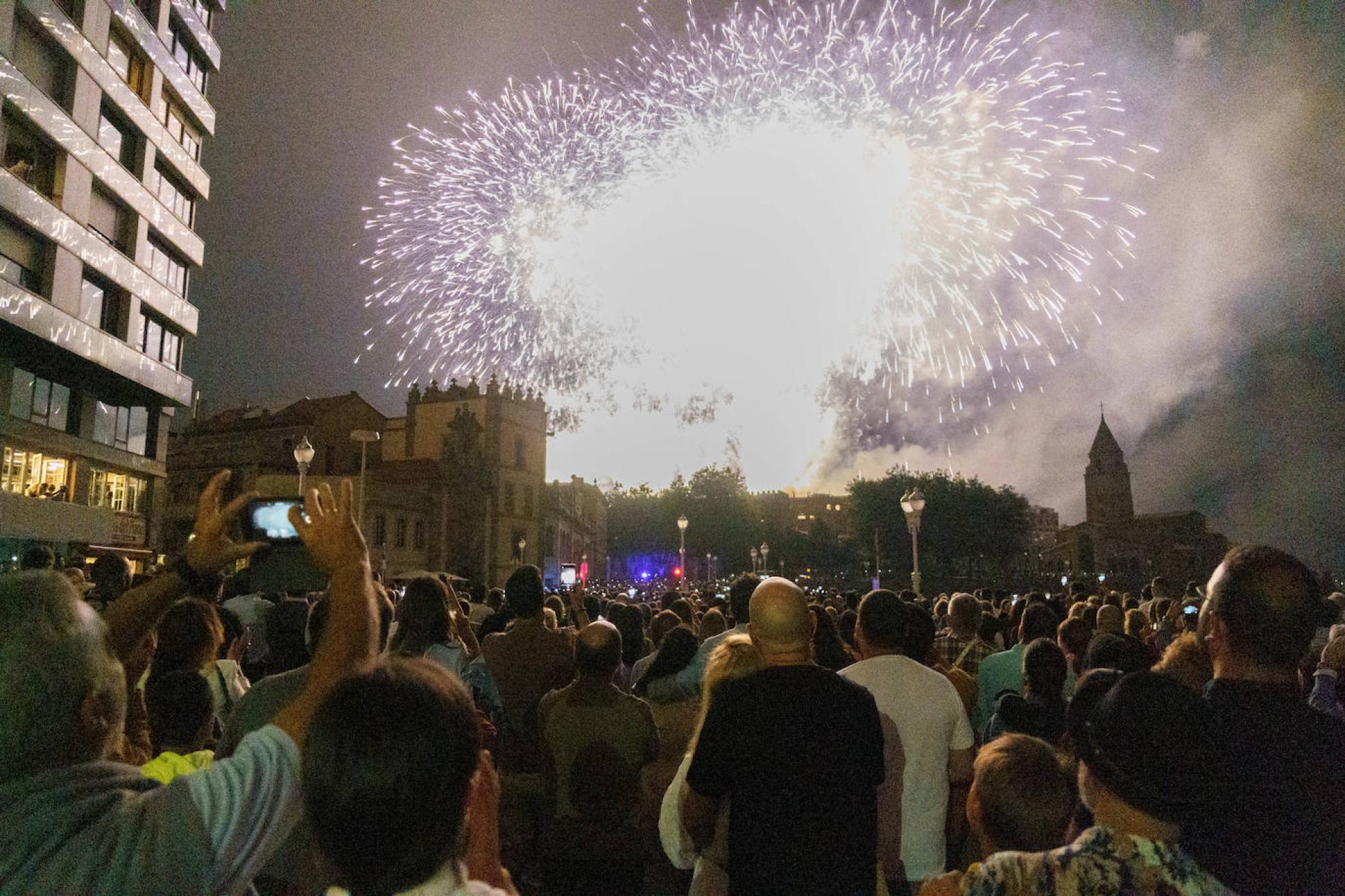 Una multitud emocionada fotografía los Fuegos.