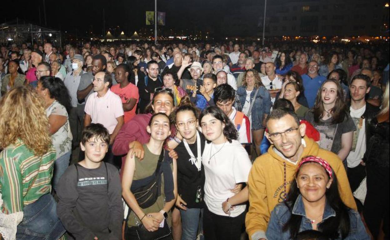 Público en el concierto de la orquesta Assia en Poniente.