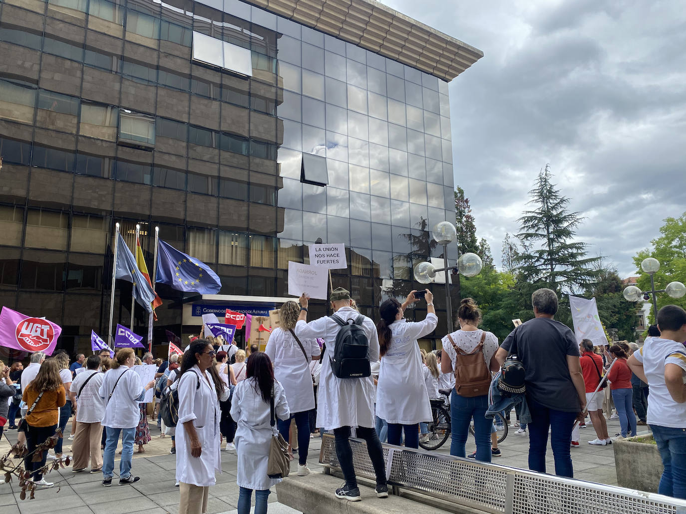 Fotos: La plantilla ayuda a domicilio toma las calles de Oviedo por un «convenio digno»