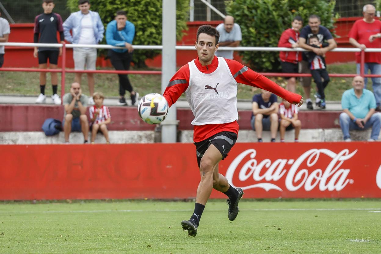 Pedro Díaz, durante un entrenamiento con el Sporting en Mareo.