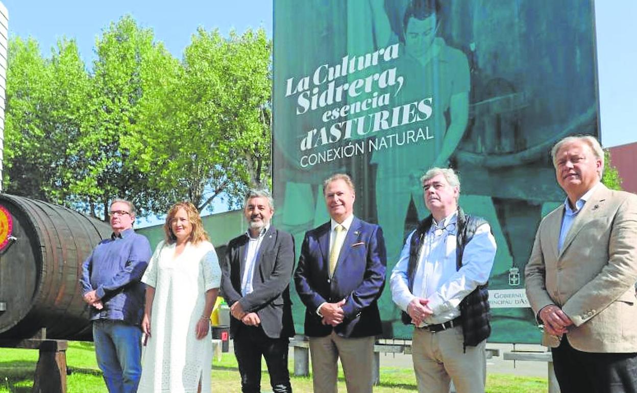 Guillermo Guisasola, Begoña López, Alejandro Calvo, Félix Baragaño, Víctor Ramos y Álvaro Alonso, al inicio de la visita por la exposición 'La cultura sidrera, esencia d'Asturies. Conexión natural' instalada en el pabellón del Principado de la Feria de Muestras.