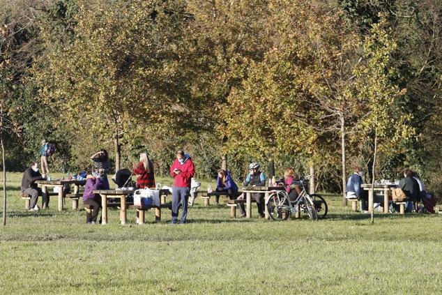 El itinerario fluvial del río Piles alcanza los 19 kilómetros. En el trascurso de esa ruta encontramos el área recreativa de El Caballón, una elevación artificial que forma parte del humedal proyectado para el río. Esta zona permite realizar un alto en el camino para continuar con la senda o desviarse por el camino que va paralelo a la Canal del Molín.