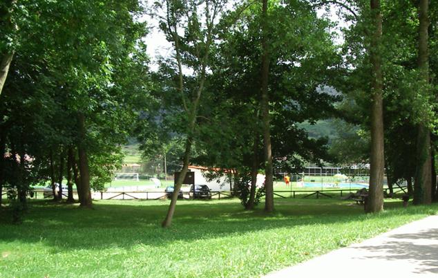  Este área recreativa se encuentra en la localidad de Panes, en los márgenes del río Deva. Muy cercana a la sierra del Cuera, esta zona dispone de un kilómetro y medio asfaltado para pasear en la naturaleza, es una vega muy soleada con el campo de fútbol municipal dentro de sus instalaciones. Además, cuenta entre sus servicios con fuentes, barbacoas, mesas, aparcamiento y parque infantil.