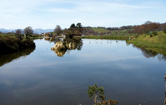 Situada a tan solo tres kilómetros de Tineo, tiene mesas, barbacoa, fuente y cafetería, además de un buen acceso para llegar en coche. Este entorno es uno de los mejores parajes para practicar la pesca o el senderismo.