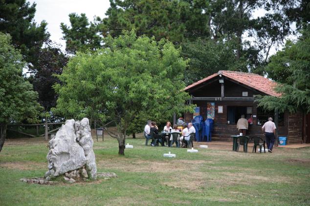 Este recinto, situado a apenas un kilómetro de Ribadesella, dispone de bar y ofrece unas maravillosas vistas. En plena naturaleza, quienes lo visitan aseguran que es el lugar ideal para caminar, disfrutar de un picnic o tomar el sol. Este área recreativa ofrece tres miradores con espectaculares vistas de la costa riosellana y del río Sella.