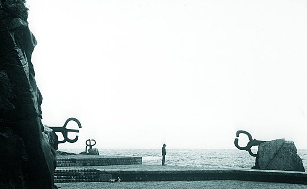 Peine del viento XV, (1977). Sucesión Eduardo Chillida y Hauser & Wirth. 