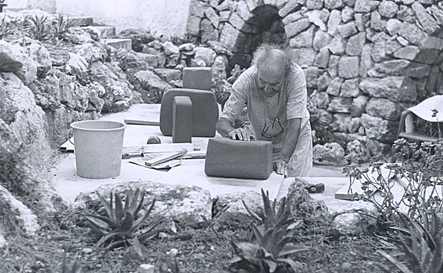 Imagen principal - Chillida trabajando tierras en Alcaufar (Menorca), (1995).Con Fernando Mikelarrena y Marcial Vidal, (1990) y en su estudio (2000). Sucesión Eduardo Chillida y Hauser & Wirth. 
