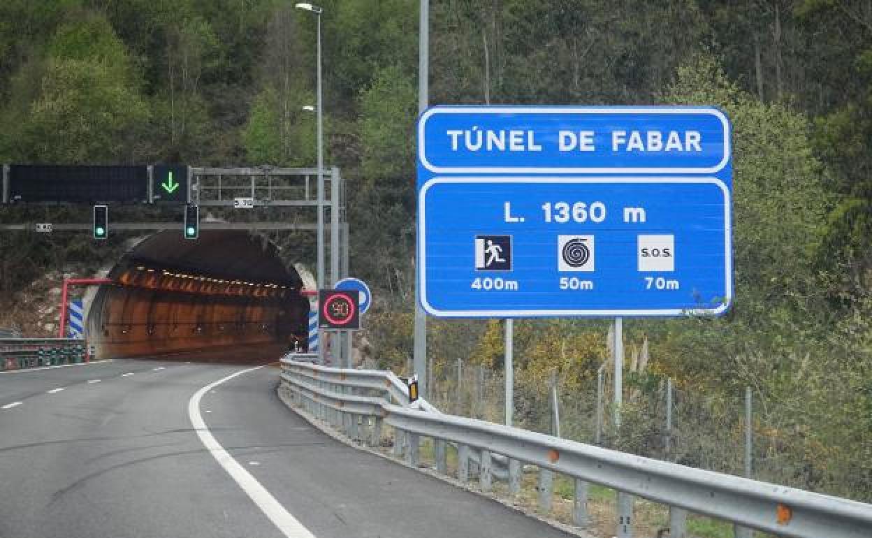 La anterior cartelería instalada en la autovía del Cantábrico donde se redujo el nombre a «túnel de Fabar». 