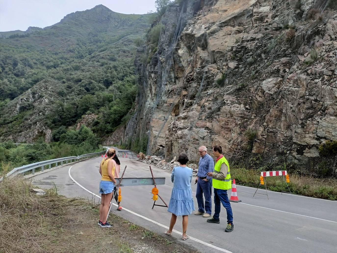 La comunicación por carretera en la AS-29 entre Ibias y Cangas del Narcea permanece desde la noche del miércoles interrumpida por un argayo, un nuevo incidente en el suroccidente de Asturias que se produce además en pleno verano.