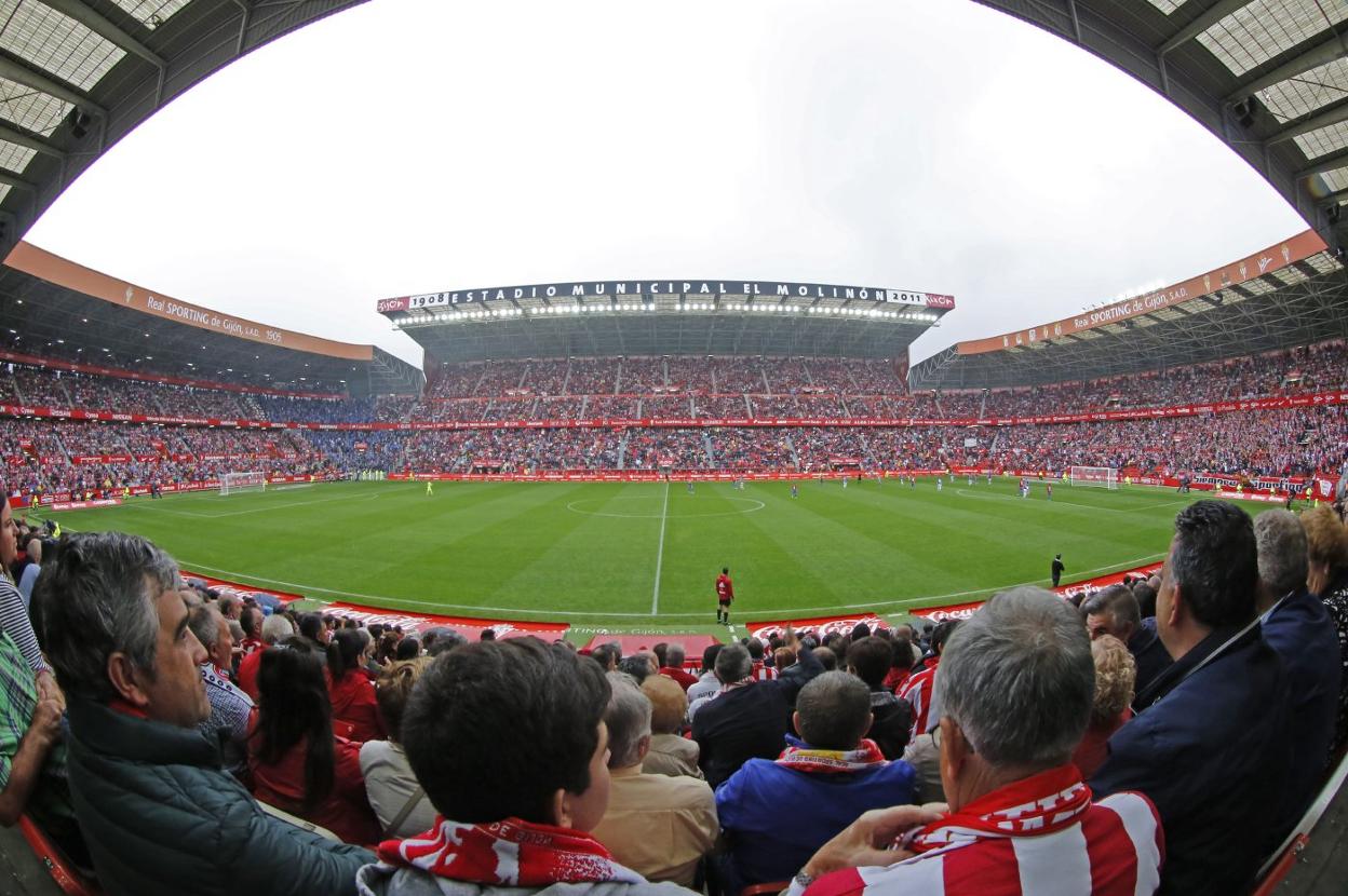 Imagen panorámica de El Molinón, con la grada llena y un gran ambiente para animar al equipo, durante la disputa del último derbi asturiano contra el Oviedo.