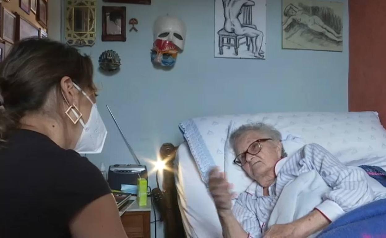 María Teresa Tuñón, en la cama en la que pasó los últimos meses con enormes dolores. 