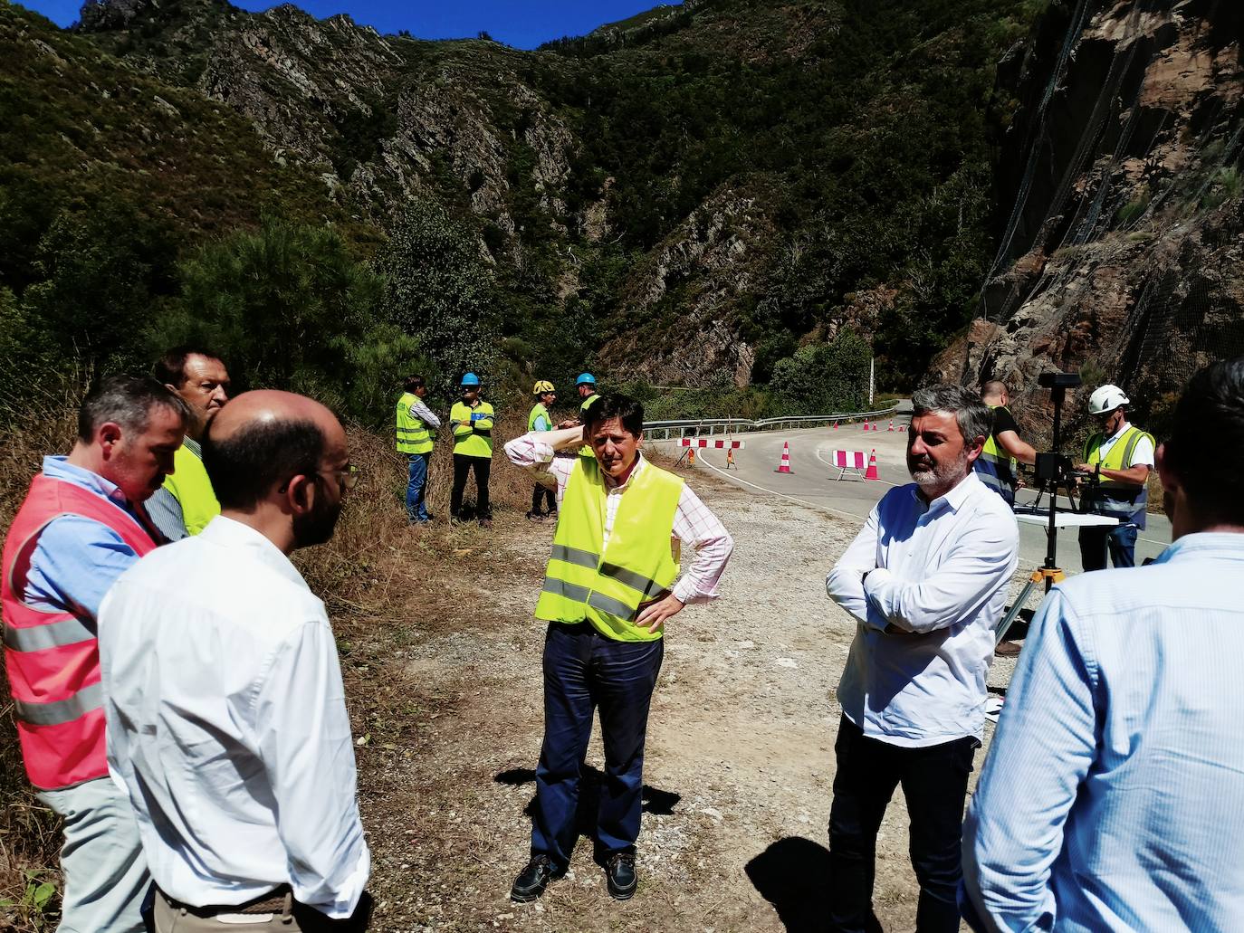 Fotos: Así van las obras para asegurar el talud tras el argayo en la AS-29