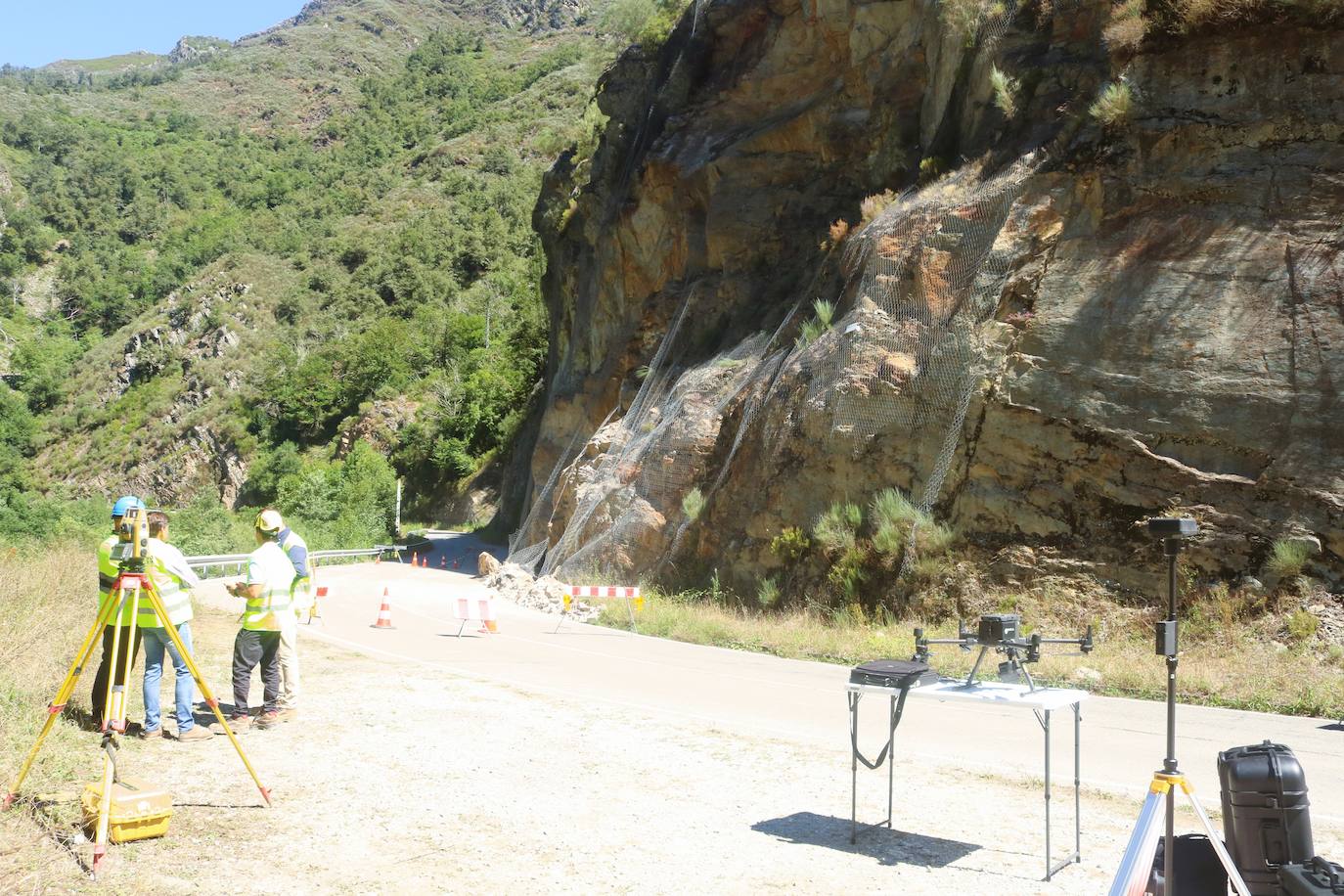 Fotos: Así van las obras para asegurar el talud tras el argayo en la AS-29