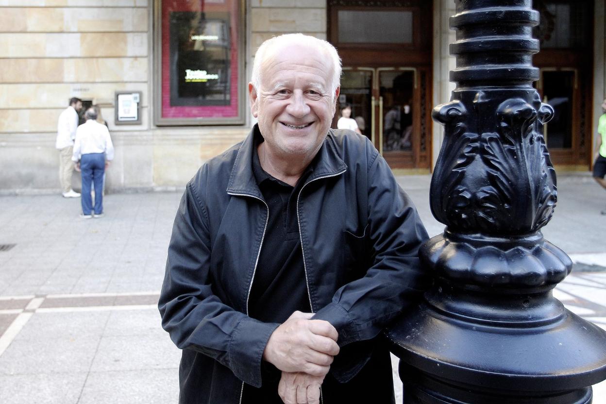 Juan Echanove, ayer, en el Teatro Jovellanos de Gijón, donde hoy y mañana actúa. 