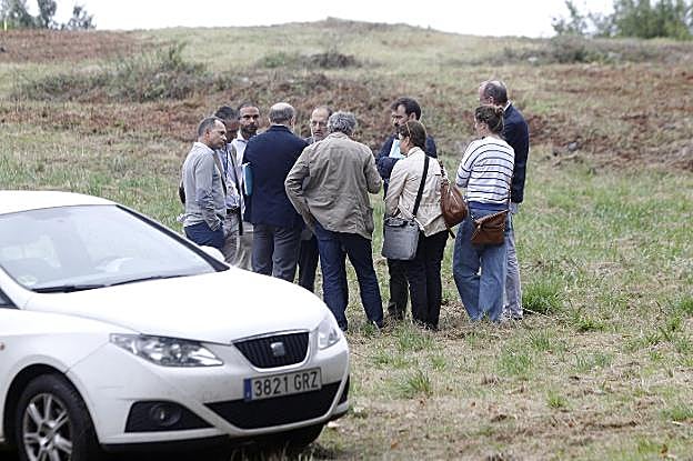 En la imagen, personal de la UTE y técnicos de la Consejería de Salud, entre ellos, el arquitecto Jesús Menéndez, ayer, en la zona de la ampliación. | En el vídeo, arrancan las obras