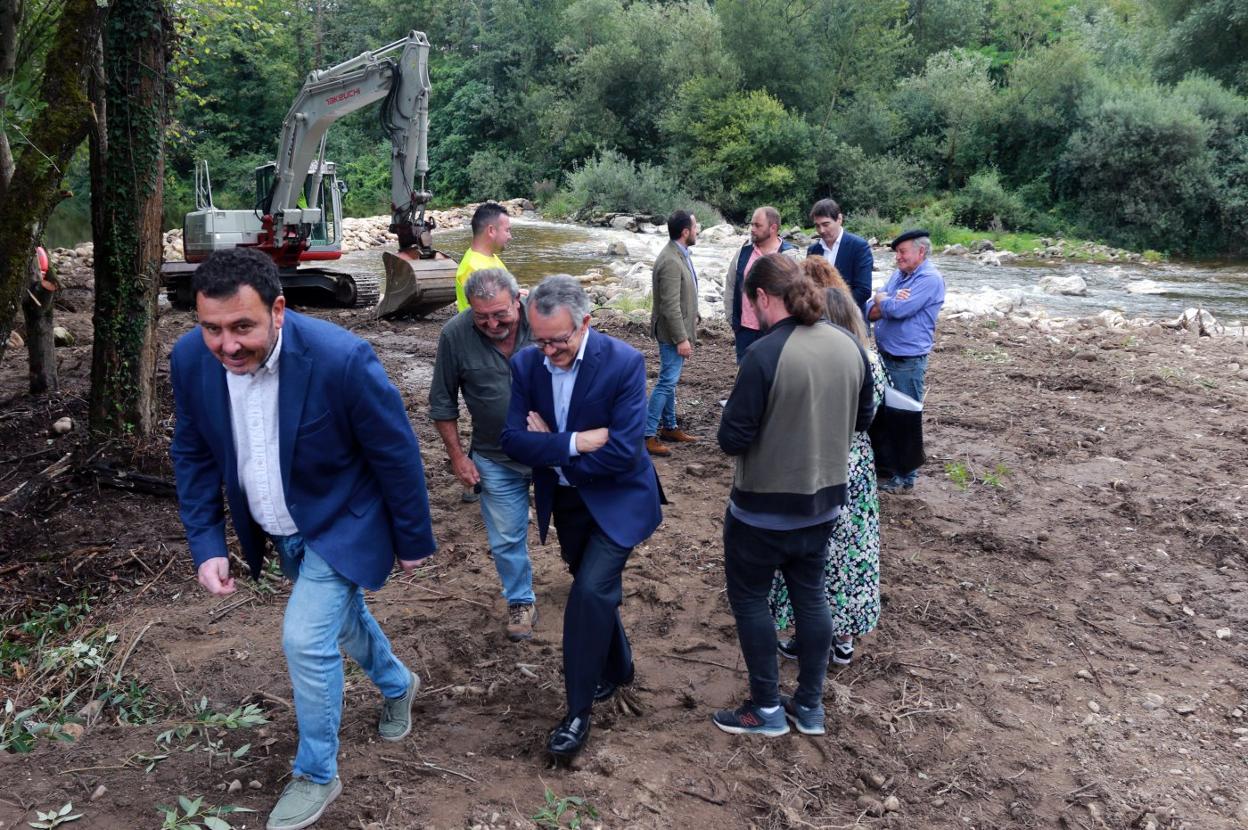 Julio García, alcalde de Laviana, y el presidente de la Confederación, Manuel Gutiérrez, en la zona que se recuperará en La Chalana. 