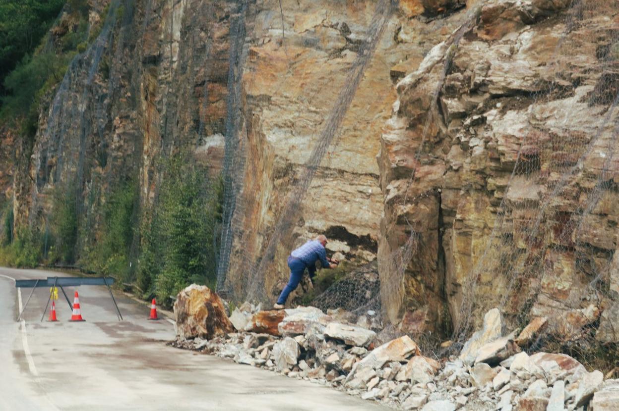 Uno de los geólogos analiza el estado de las rocas en la ladera y señala que un segundo argayo en el mismo lugar es posible durante los próximos días. 