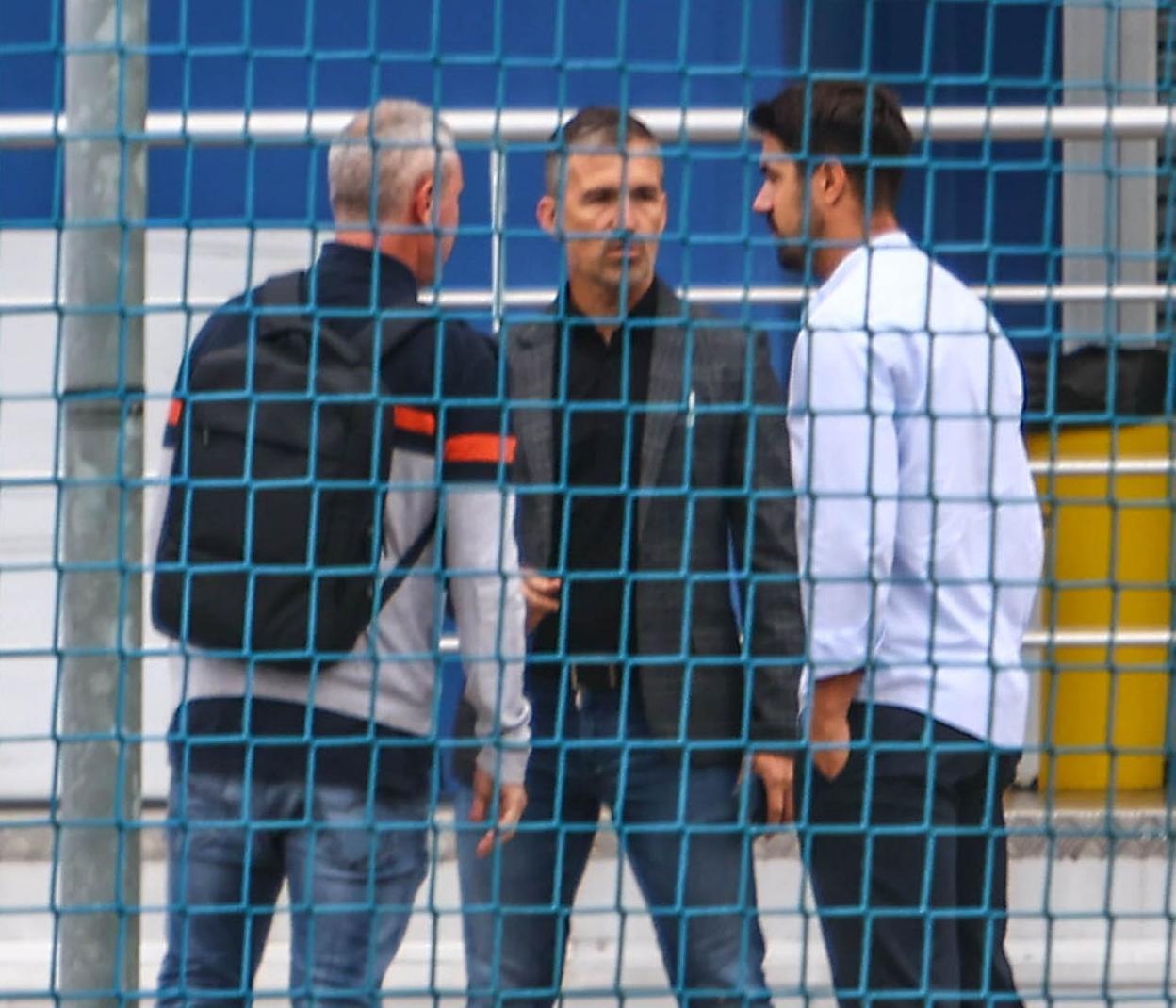 Carreño, a su llegada ayer a El Requexón, junto a Tito y Dani Bautista. 