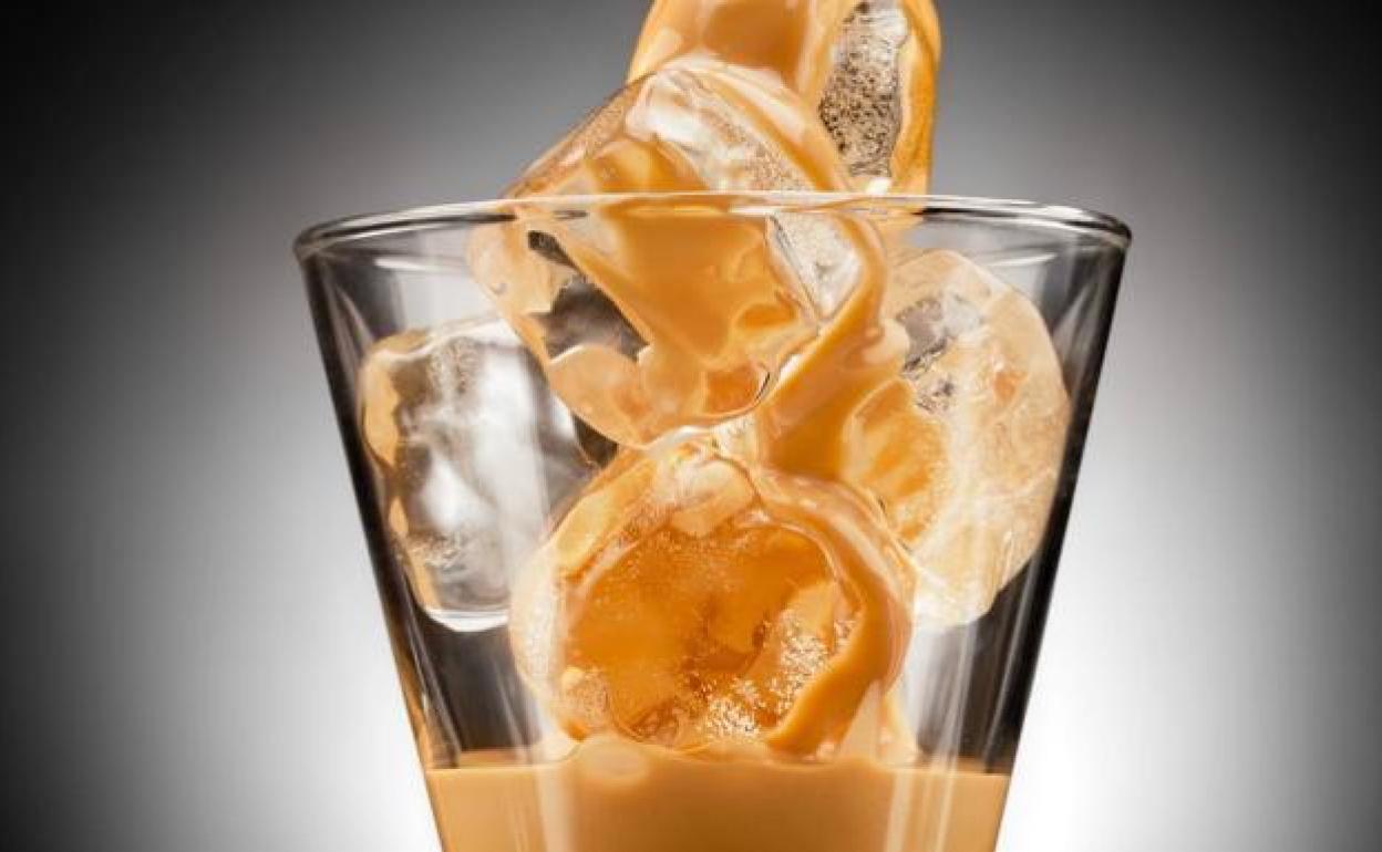 El café con hielo y el cargo adicional generan polémica