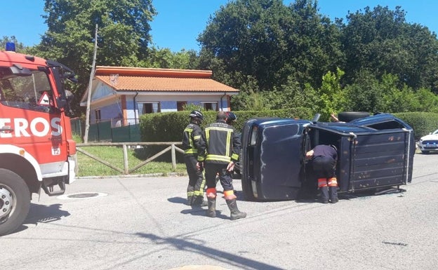 Herido un conductor tras volcar con su vehículo en un espectacular accidente en Mareo