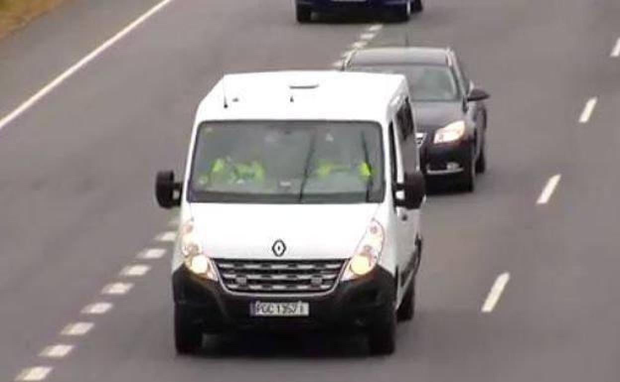 Furgonetas camufladas de la DGT para evitar distracciones al volante.