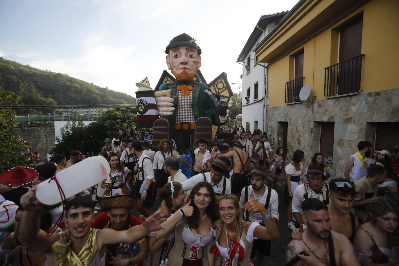 Fotos: Monumental fiesta al agua en el Descenso Folclórico del Nalón