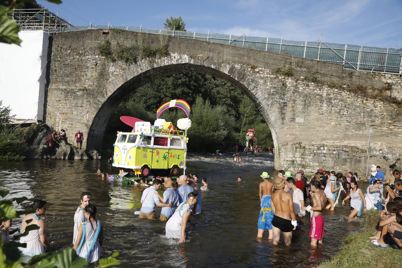 Fotos: Monumental fiesta al agua en el Descenso Folclórico del Nalón