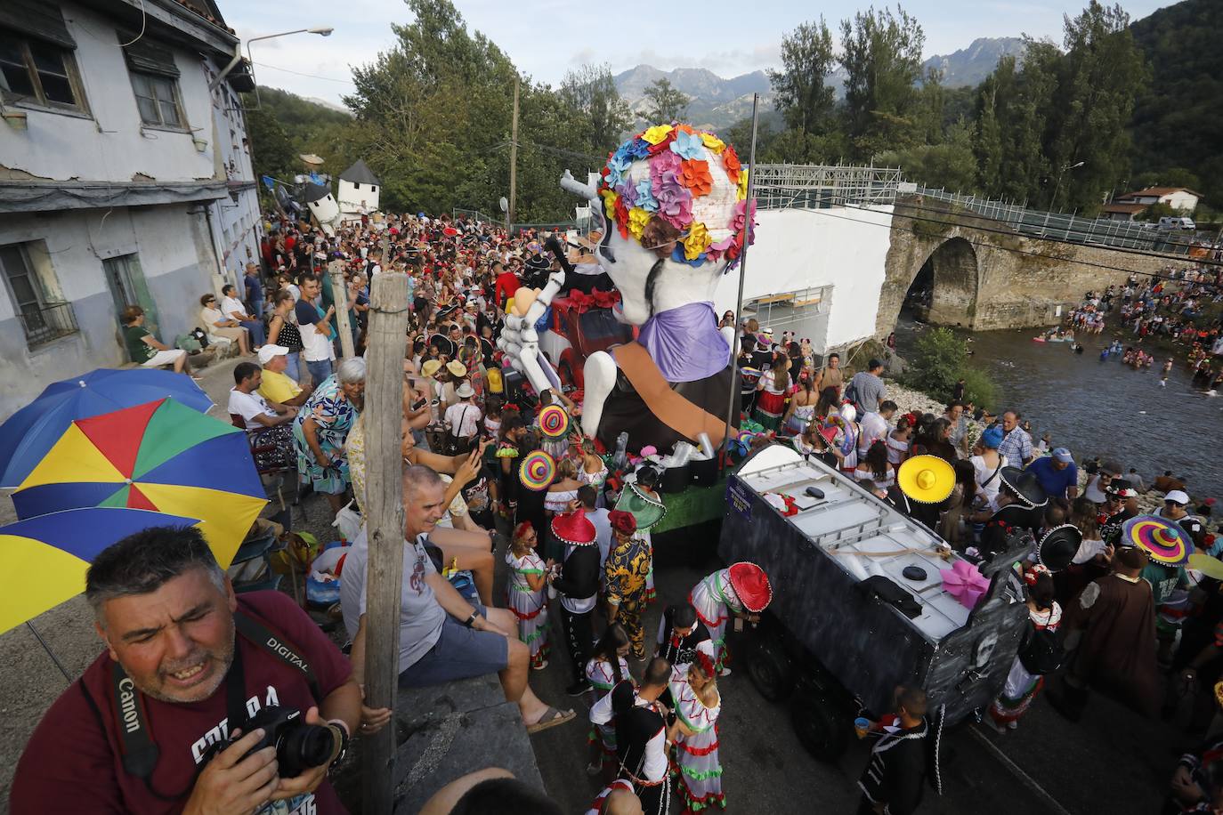 Fotos: Monumental fiesta al agua en el Descenso Folclórico del Nalón