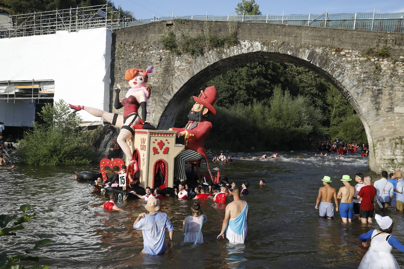 Fotos: Monumental fiesta al agua en el Descenso Folclórico del Nalón