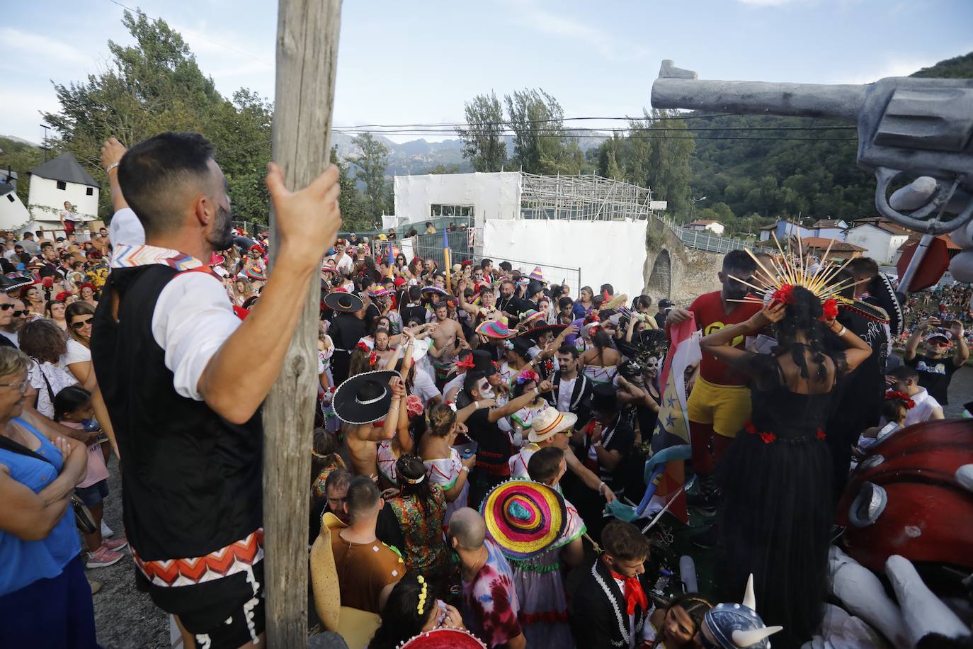 Fotos: Monumental fiesta al agua en el Descenso Folclórico del Nalón