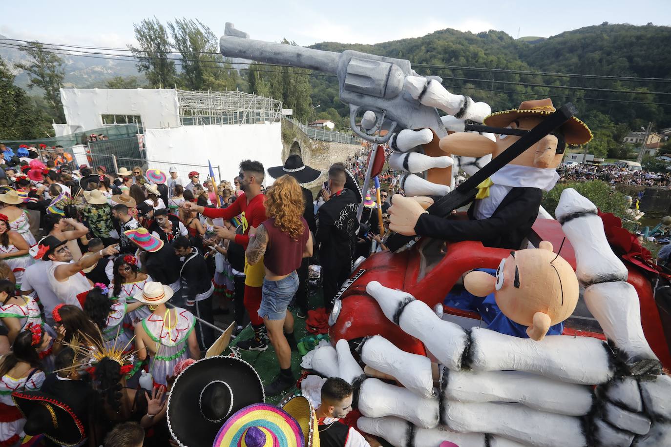 Fotos: Monumental fiesta al agua en el Descenso Folclórico del Nalón