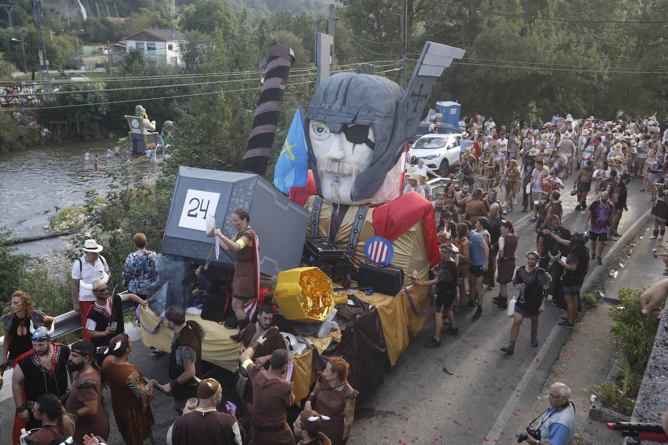 Fotos: Monumental fiesta al agua en el Descenso Folclórico del Nalón