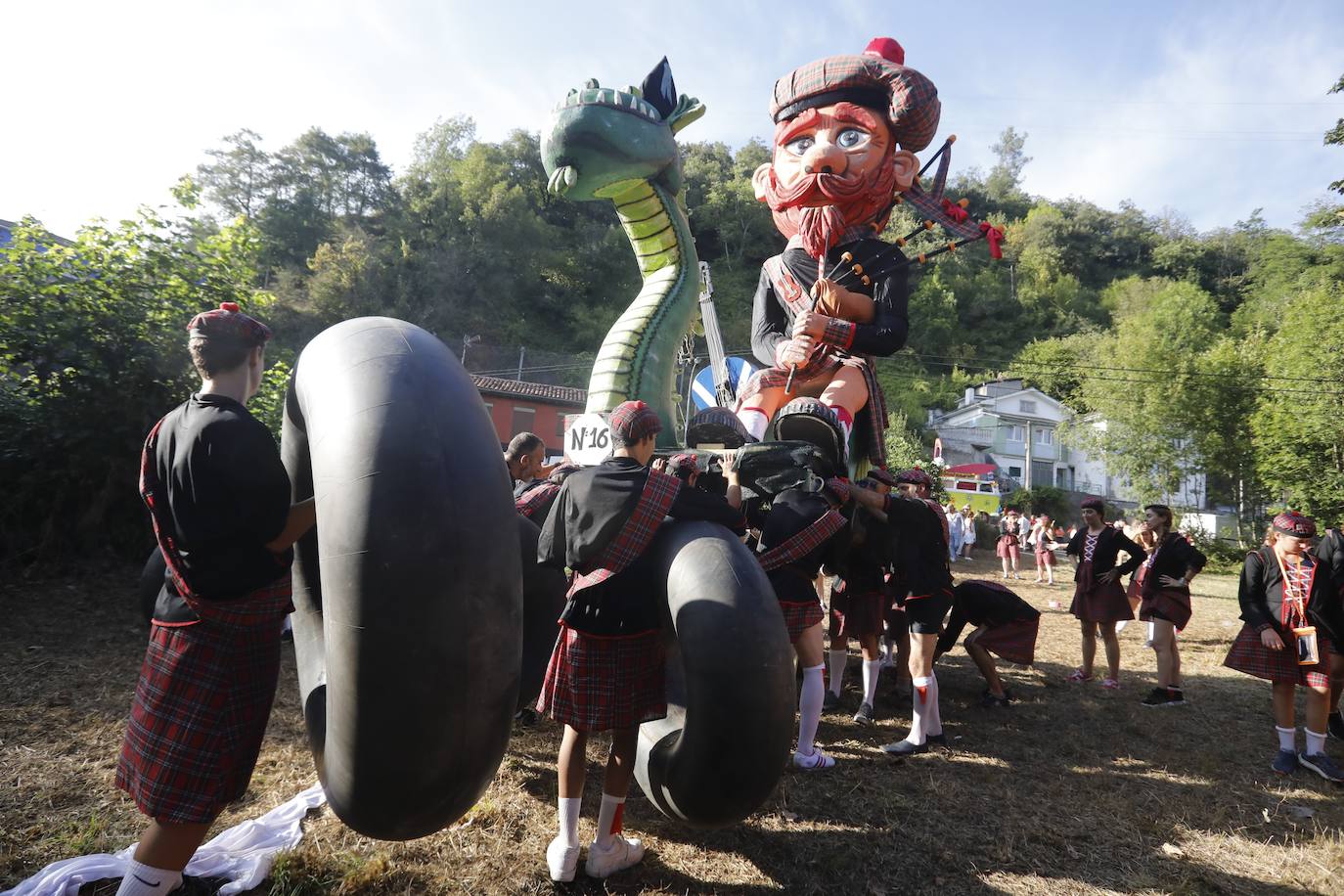 Fotos: Monumental fiesta al agua en el Descenso Folclórico del Nalón