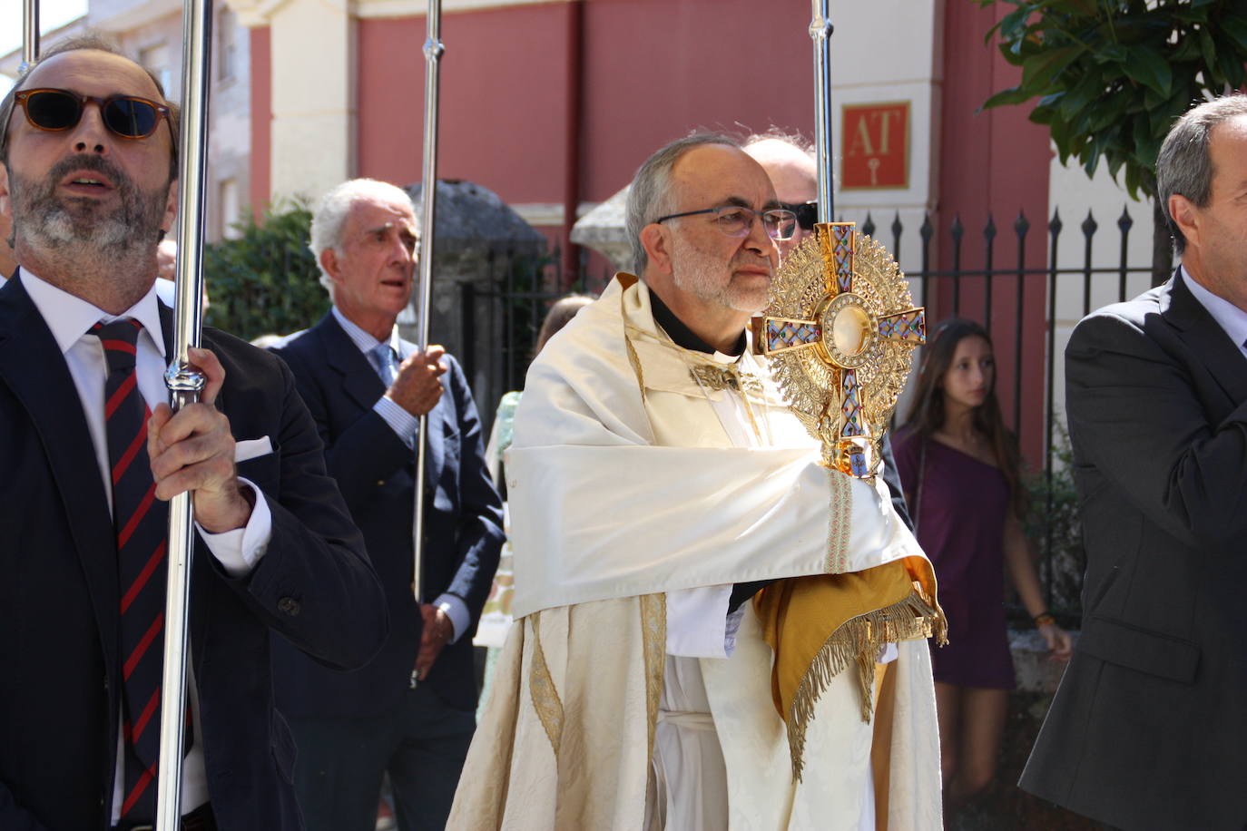 Fotos: La Sacramental llena de color y vida las calles de Colombres