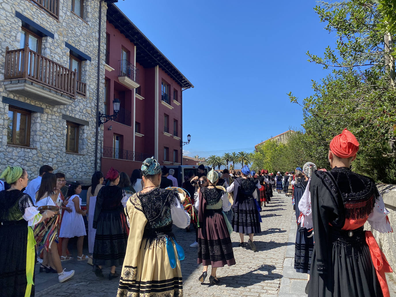 Fotos: La Sacramental llena de color y vida las calles de Colombres