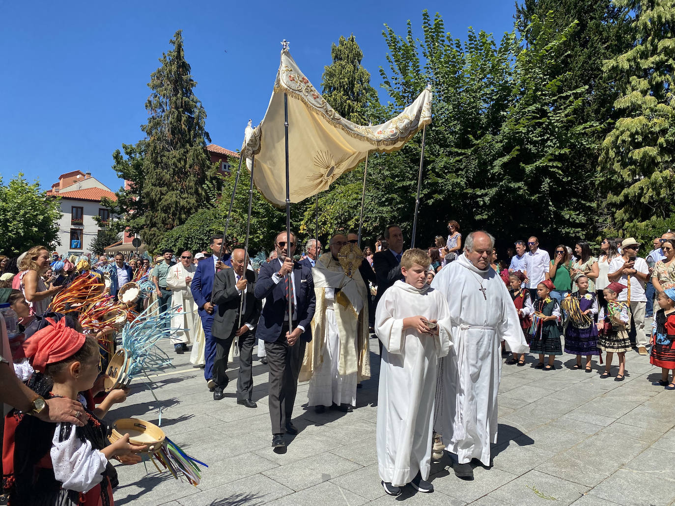 Fotos: La Sacramental llena de color y vida las calles de Colombres