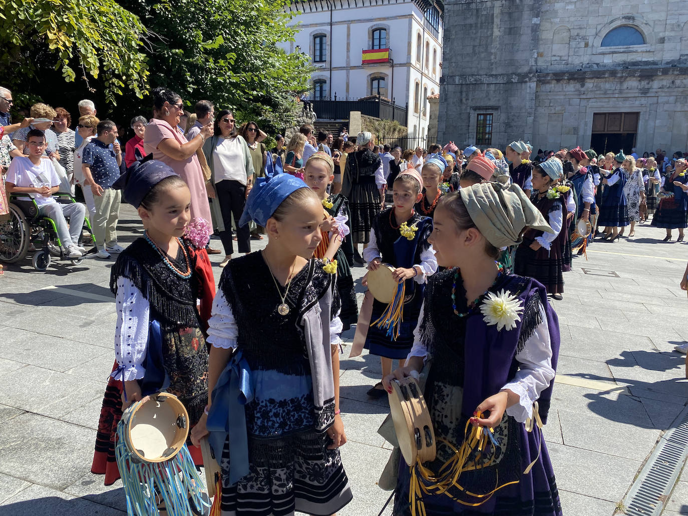 Fotos: La Sacramental llena de color y vida las calles de Colombres