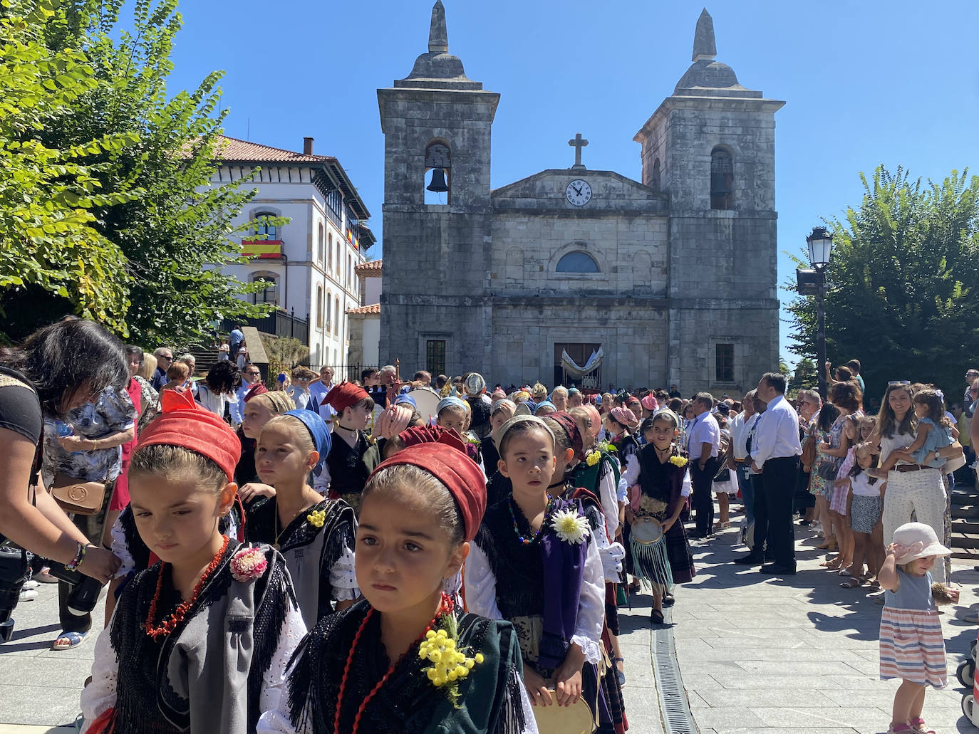 Fotos: La Sacramental llena de color y vida las calles de Colombres