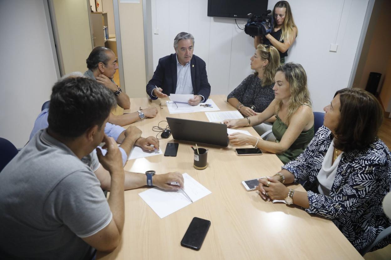 Pablo González, ayer, en la sede del PP de Gijón, tras reunirse con sus colaboradores del área económica. 